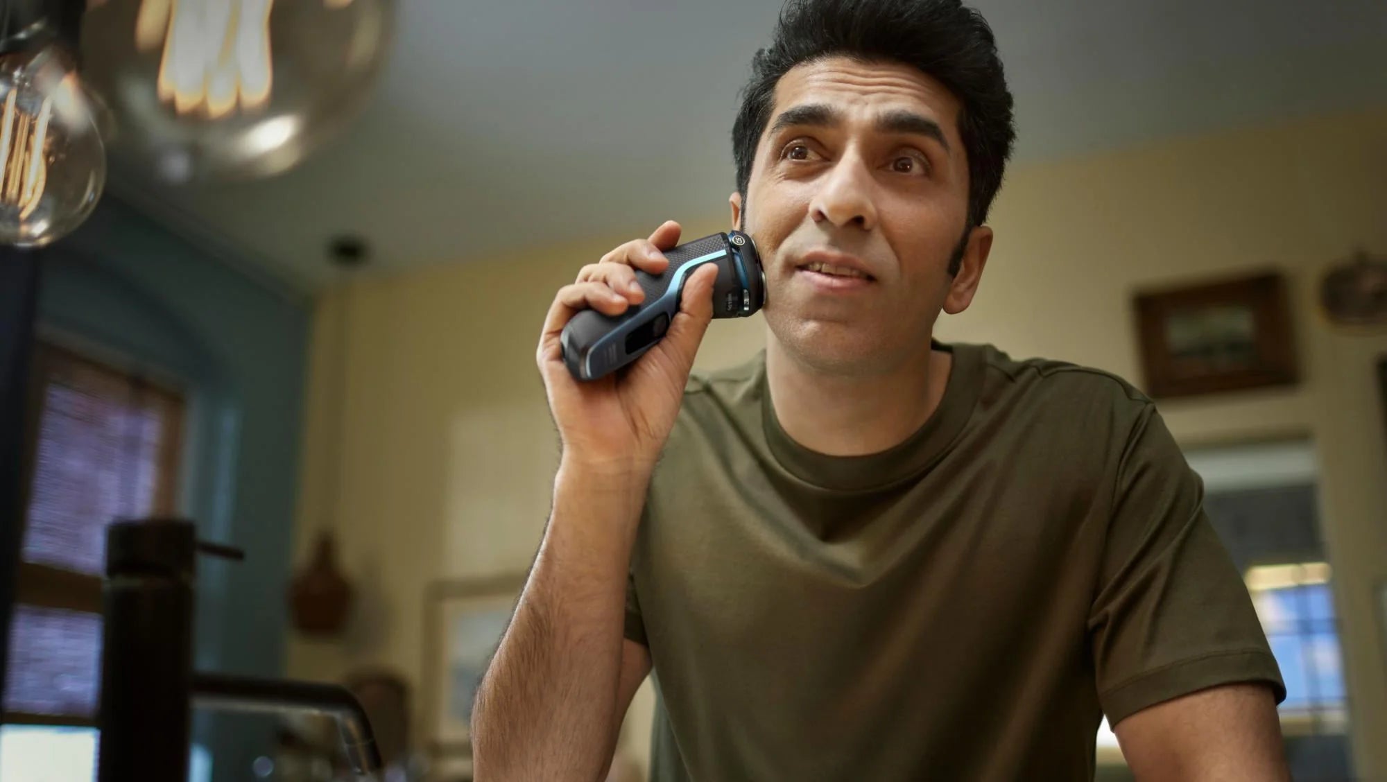 Philips Norelco Shaver 3600 Rechargeable Wet & Dry Electric Shaver with Pop-Up Trimmer G1676