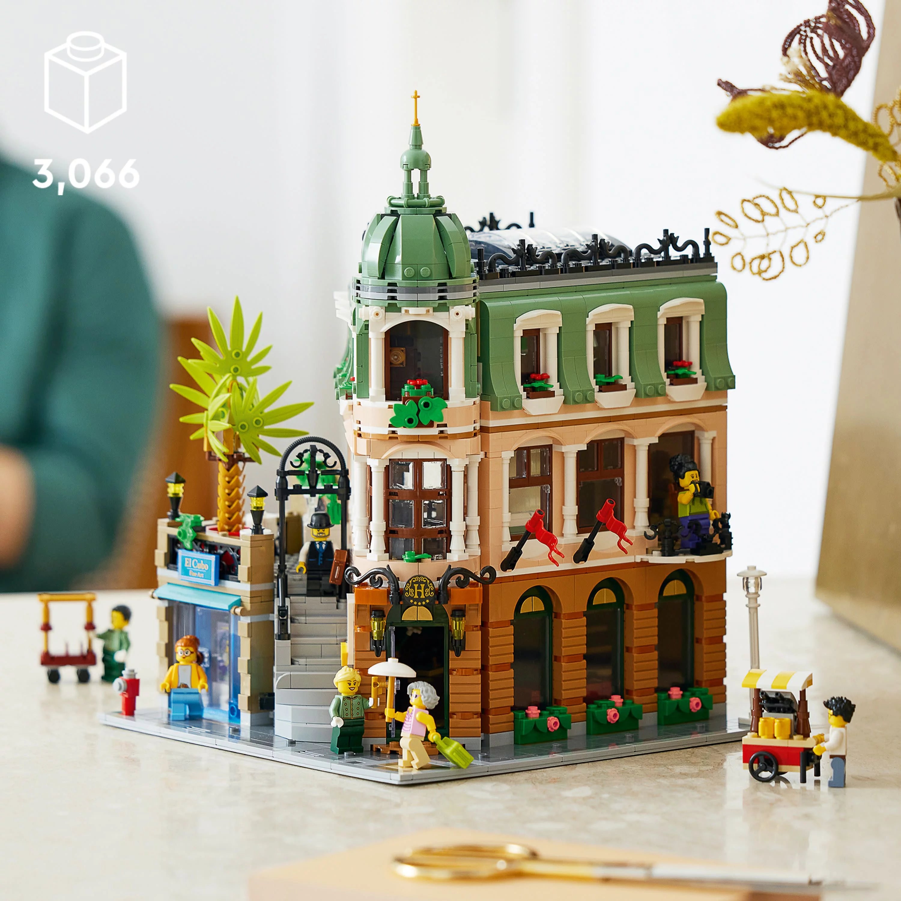 LEGO Icons Boutique Hotel 10297 Modular Building Model Kit J681506