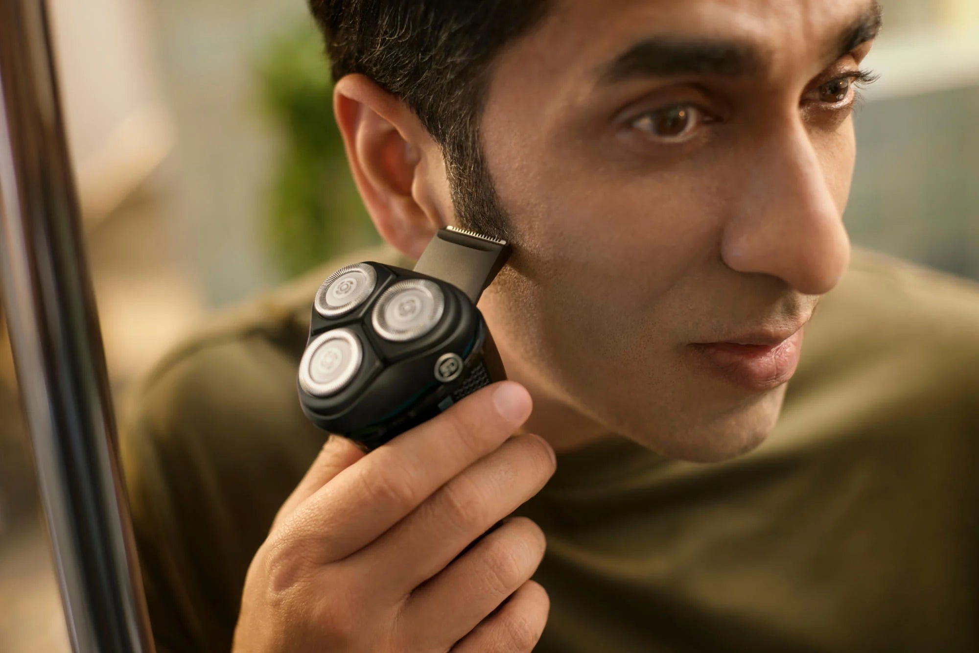Philips Norelco Shaver 3600 Rechargeable Wet & Dry Electric Shaver with Pop-Up Trimmer G1676